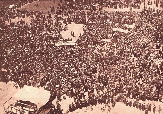 Aspecto que presentaba la campa medinense situada frente al Castillo de la Mota durante el mitin de Gil-Robles. EL NORTE